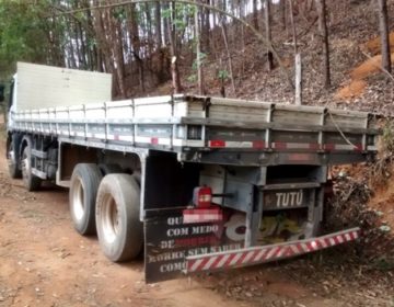 Bandidos roubam carga de café e abandonam caminhão na zona rural de Muriaé