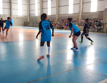 “Jogos Intercolegiais” – Equipes juvenis duelam por vaga na próxima fase do futsal