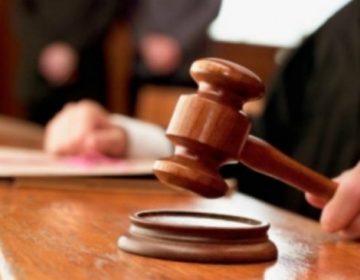 Banco deve indenizar consumidora por cobrança indevida