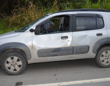 Idoso fica ferido ao descer do carro no acostamento da BR-116 em Leopoldina e ser atingido por caminhão