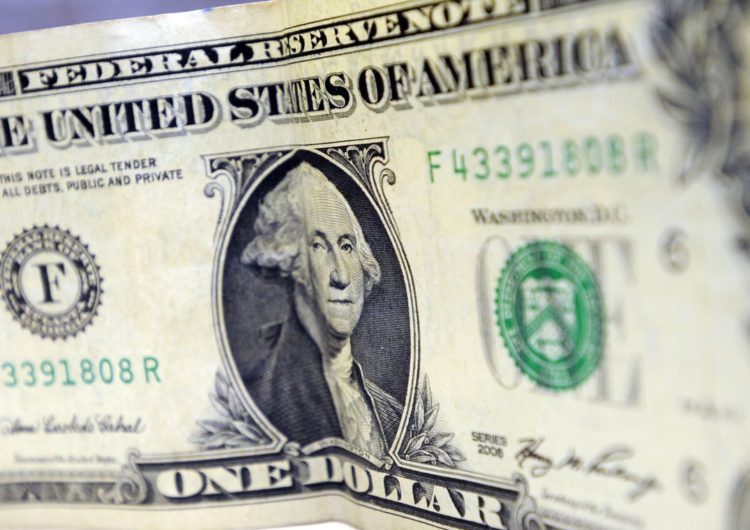 Dólar fecha semana com maior queda acumulada desde julho de 2017