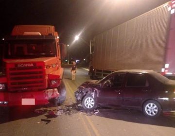 Carro bate de frente em Carreta na BR-356