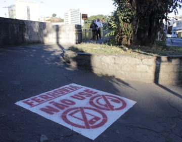 MRS lança projeto para alertar pedestres sobre riscos do uso do celular e fones de ouvido nas passagens em nível