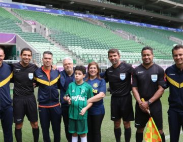 Equipe de árbitros presenteiam torcedor que viralizou na internet