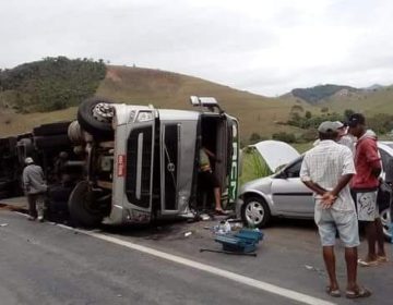 Carreta tomba perto do distrito de Itamuri, atinge carro e deixa 2 feridos