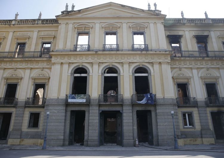 Funcionários entram no Museu Nacional em busca de peças do acervo