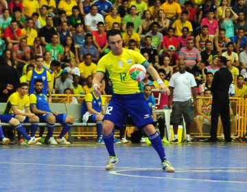 Brasil goleia Argentina com dois gols de Falcão