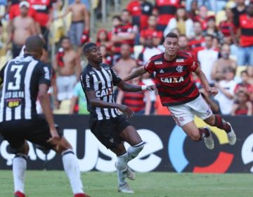 Flamengo vence Atlético-MG e segue na cola dos líderes