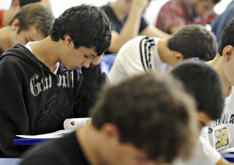 Estudantes intensificam estudo para se preparar para o ENEM