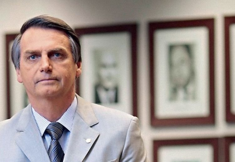 Bolsonaro está sem febre e recebe tratamento de prevenção à trombose