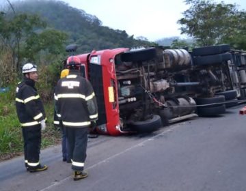 Motorista morre após carreta tombar na BR-356, próximo a Muriaé