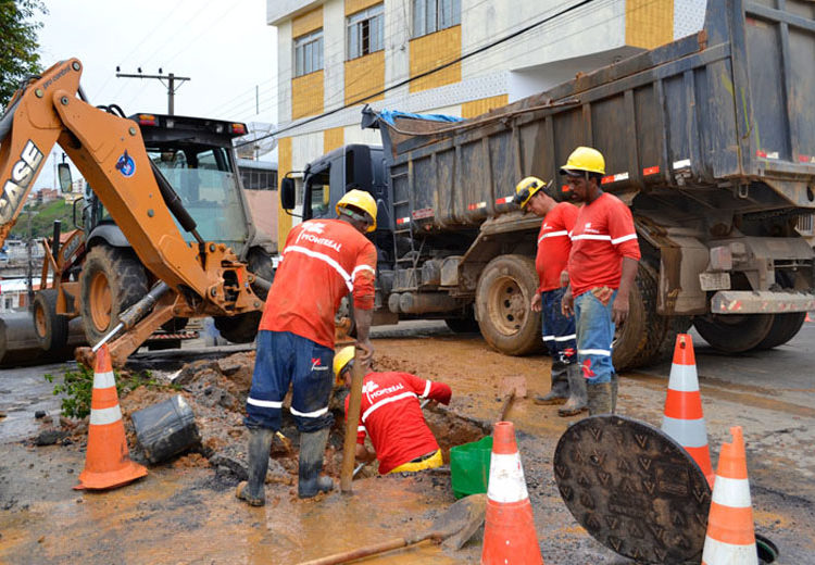 Prefeitura remodela 300 metros de redes de esgoto no Bairro Monte Castelo