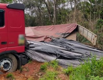 Carreta derrama carga de ferragens ao evitar colisão na BR-116