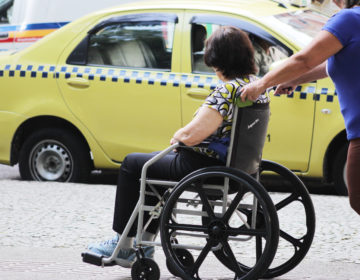 Número de táxis adaptados para deficientes ainda é considerado insuficiente no país