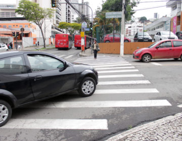 Pedestres reclamam de travessia de pedestres no bairro São Mateus