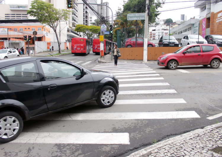 Pedestres reclamam de travessia de pedestres no bairro São Mateus