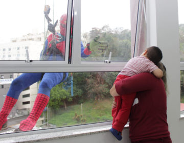 Santa Casa de Juiz de Fora recebe super-heróis para animar Dia das Crianças