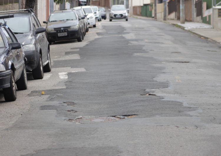 Moradores do bairro Santa Catarina reclamam de problemas no asfalto