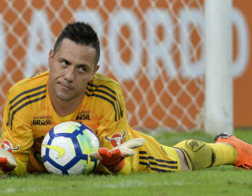 Diego Alves torce o joelho direito em treino do Flamengo