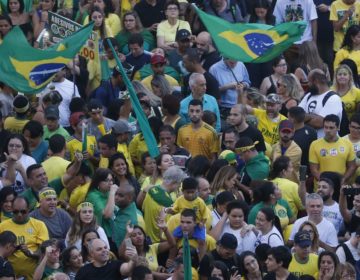 Apoiadores de Bolsonaro fazem festa em frente à casa de Bolsonaro