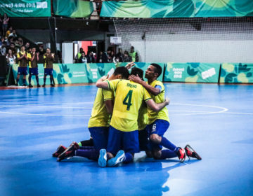 Tranquilo, Brasil goleia o Irã no futsal em Buenos Aires