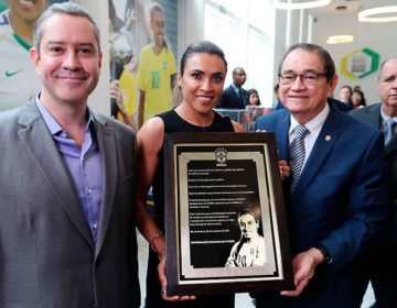 Marta é homenageada pela CBF após 6º prêmio de melhor do mundo