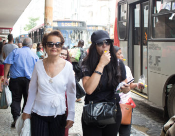 “APITAÇO”: Polícia Civil distribui apitos em pontos de ônibus em ato contra assédio em transportes coletivos