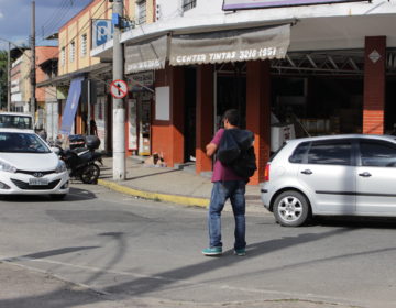 Moradores do Bairro Mariano Procópio reclamam da falta de faixa de pedestre