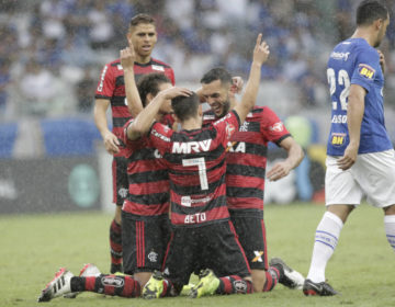 Flamengo vence Cruzeiro no Mineirão e garante o segundo lugar