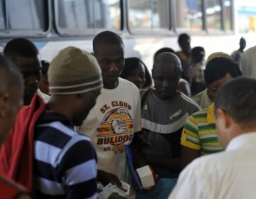 Mais de 2 mil refugiados haitianos recebem autorização de residência