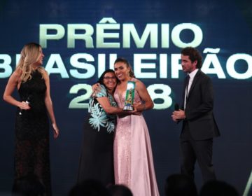 Marta é homenageada no Prêmio Brasileirão e prega luta por igualdade