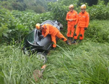 Batida entre carro e ônibus deixa uma pessoa ferida