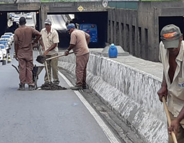 Secretaria de Obras realiza limpeza de bocas de lobo no Mergulhão