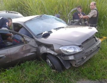 Carreta arrasta carro por cerca de 30 metros em Barbacena