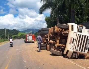 Carreta tomba na BR-356 e motorista fica ferido