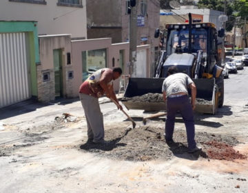 Secretaria de Obras faz manutenção de rede de drenagem em sete bairros