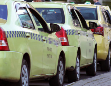 Táxis estacionados em ponto de ônibus no bairro São Mateus é motivo de reclamação