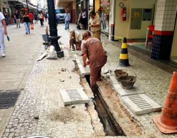 Calçadão da Rua São João recebe novas canaletas de captação pluvial