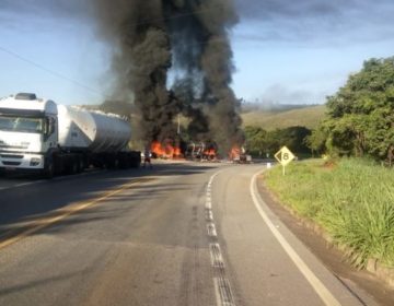 Incêndio e vítima fatal em acidente com duas carretas na BR-265