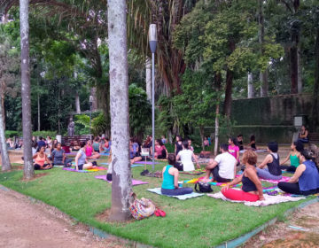 Aula de yoga leva dezenas de pessoas ao parque do Museu Mariano Procópio