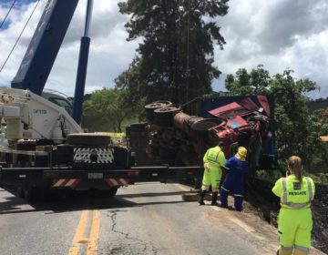 Carreta carregada com carvão tomba perto de Santos Dumont