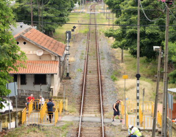 Mãe com bebê é atingida por trem no Poço Rico