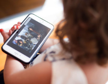 Pais devem acompanhar a uso das redes sociais pelos filhos