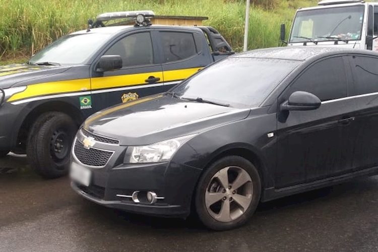 Carro roubado é recuperado pela PRF após 25 km de perseguição na BR-116 em Leopoldina