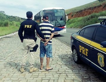 PRF prende passageiro de ônibus com droga em Além Paraíba