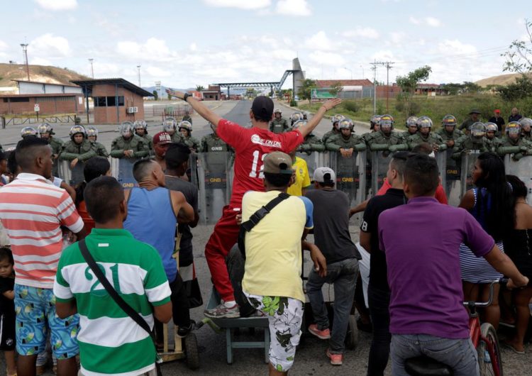 Ajuda humanitária cruza fronteira de Brasil com Venezuela, diz Araújo