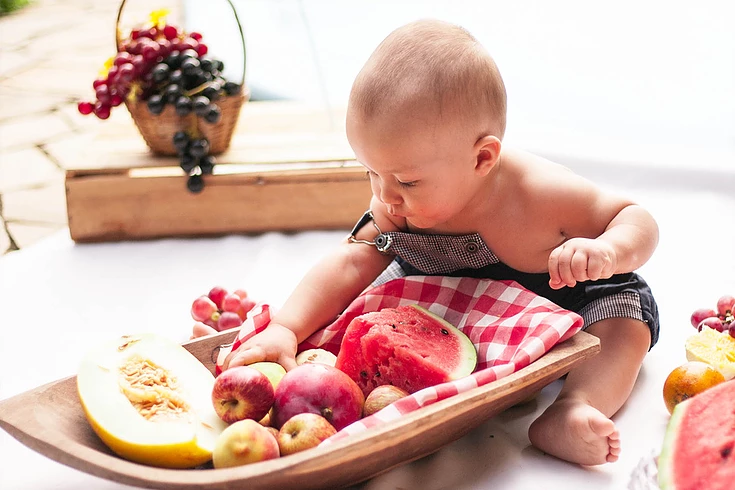 Estudo sugere que bebês a partir do sexto mês guiem sua própria alimentação