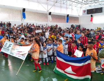 Mais de 300 atletas participam do desfile de abertura da Copa Prefeitura Bahamas de Futsal