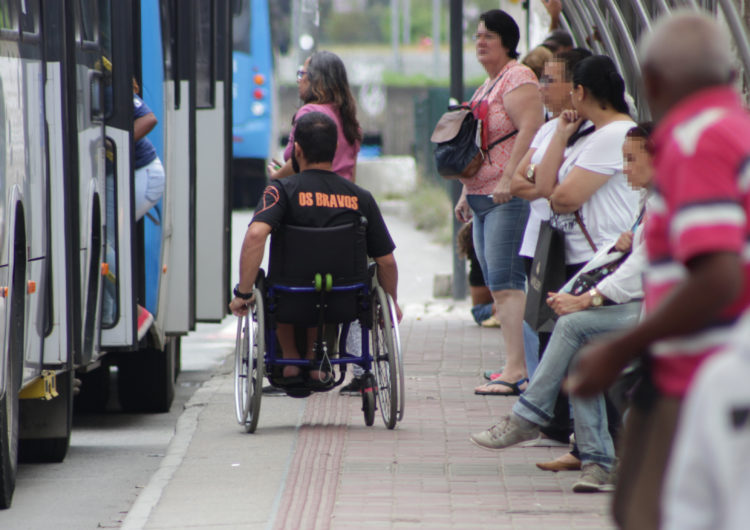 Projeto de lei permite que pessoas com deficiência física desembarquem fora dos pontos de ônibus