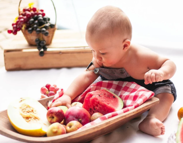 Estudo sugere que bebês a partir do sexto mês guiem sua própria alimentação